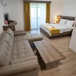 E87 Highway Hotel